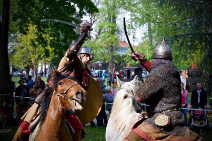 IX. MAGYAR LOVAS HADTÖRTÉNETI BEMUTATÓ IX. MAGYAR LOVAS HADTÖRTÉNETI BEMUTATÓ