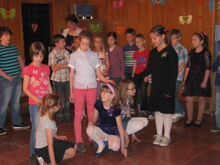 Diákok is köszöntötték az édesanyákat Diákok is köszöntötték az édesanyákat