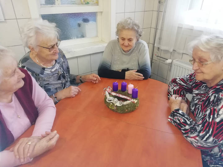 Adventi koszorú készítéssel hangolódtunk Adventi koszorú készítéssel hangolódtunk