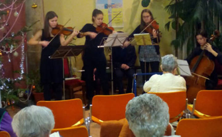 Zen�s �h�tat a T�r�czy Otthonban