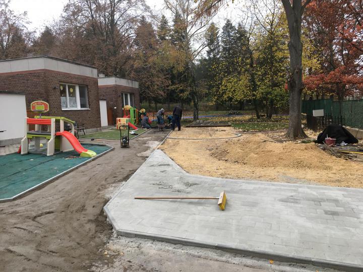 Sz�p�l a Csal�di B�lcs�de udvara