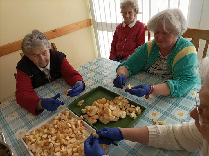 Almából kompót, lekvár, sütemény Almából kompót, lekvár, sütemény