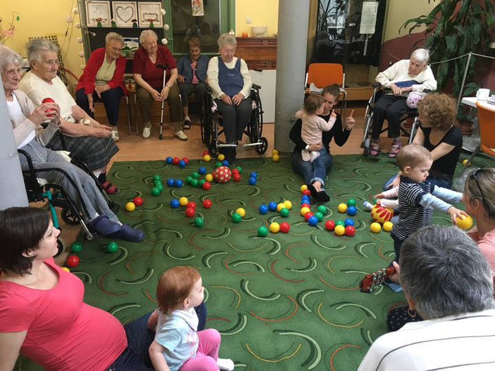 Bab�k az id�sotthonban