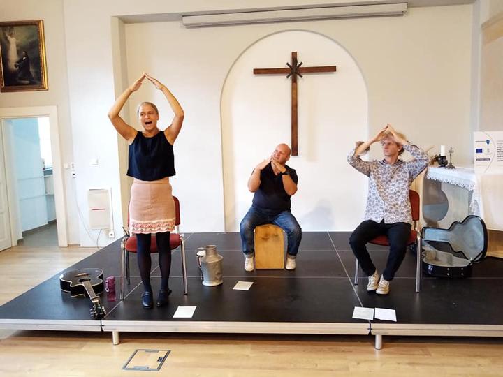 Kávé, süti, zene... Kávé, süti, zene...