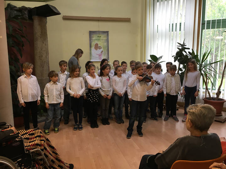 Iskolások anyák napi műsora Iskolások anyák napi műsora