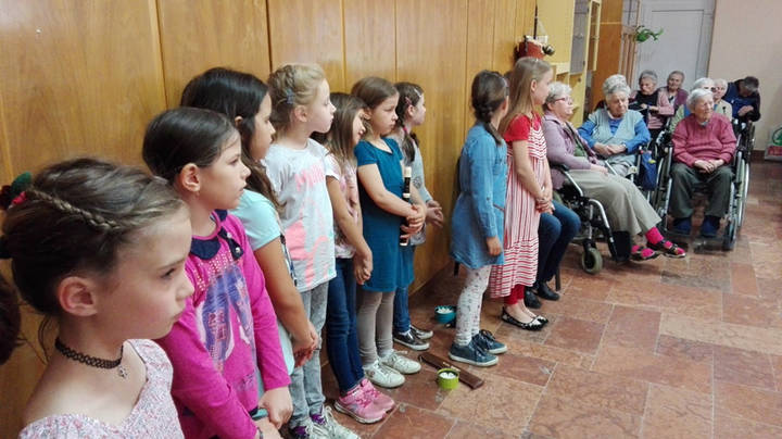 Az iskol�sok any�k napi m�sora