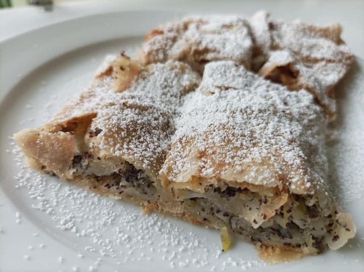 Kéthajtásos, húzott házi rétes Kéthajtásos, húzott házi rétes