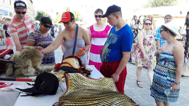 Karnev�loztunk a lak�kkal