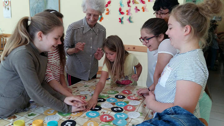 Gyereknap id�sekkel �s gyerekekkel