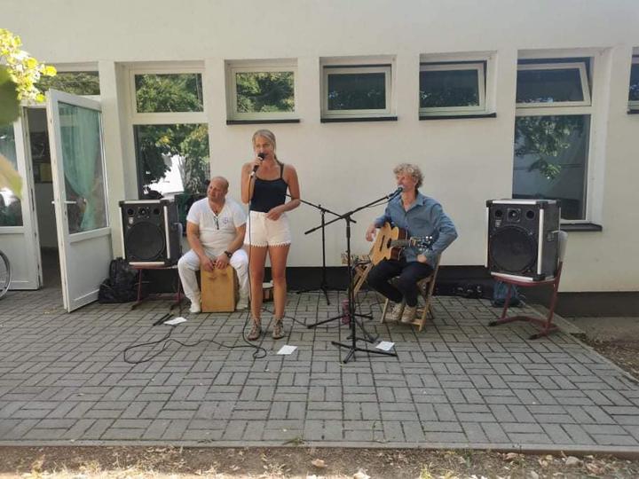 A zene az kell... A zene az kell...