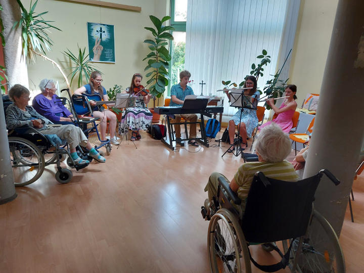 Ifjúsági tagok szolgáltak az áhítaton Ifjúsági tagok szolgáltak az áhítaton
