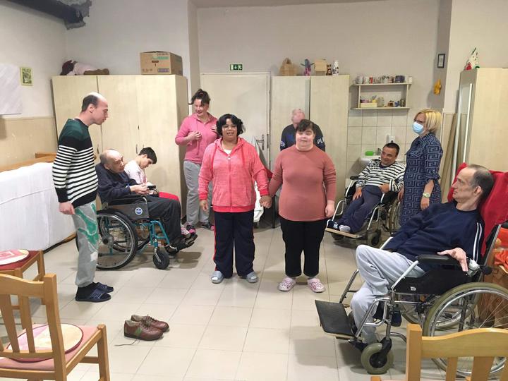 Gondoz�ikat k�sz�nt�tt�k lak�ink any�k napj�n