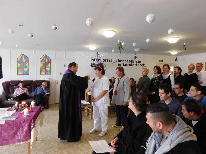 Kar�csonyi istentisztelet az �gfalvi otthonban