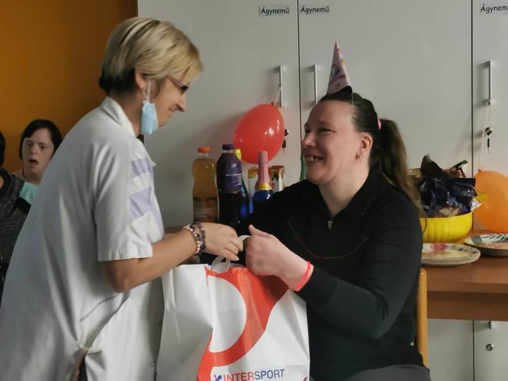 Kedves Ildik�! Isten �ltessen sok�ig! 
