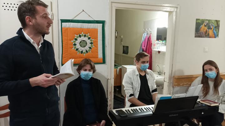 �dventi zen�s csal�di est a Johanneum IV. id�s r�szleg�n