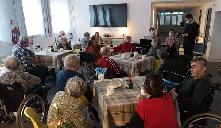 �dventi zen�s d�lel�tt a hajl�ktalan r�szlegen