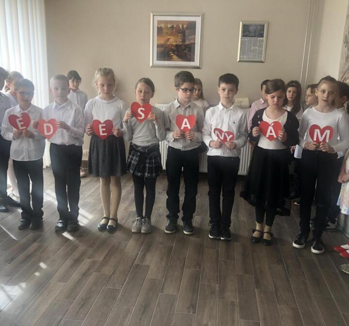 Meghat� any�k napi m�sorral k�sz�ltek a rem�nyikes di�kok